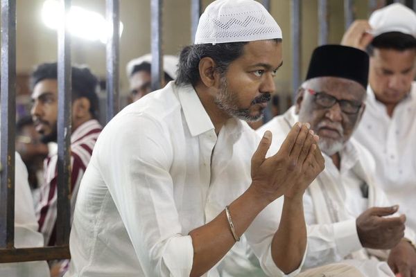 vijay_in_iftar_event